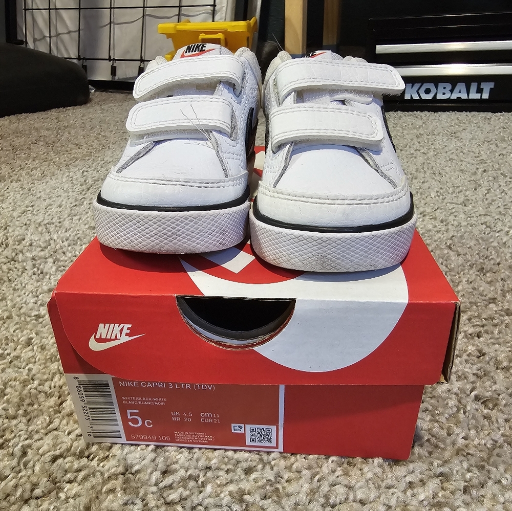 Nike Capri 3 LTR black/white toddler shoes size 5C